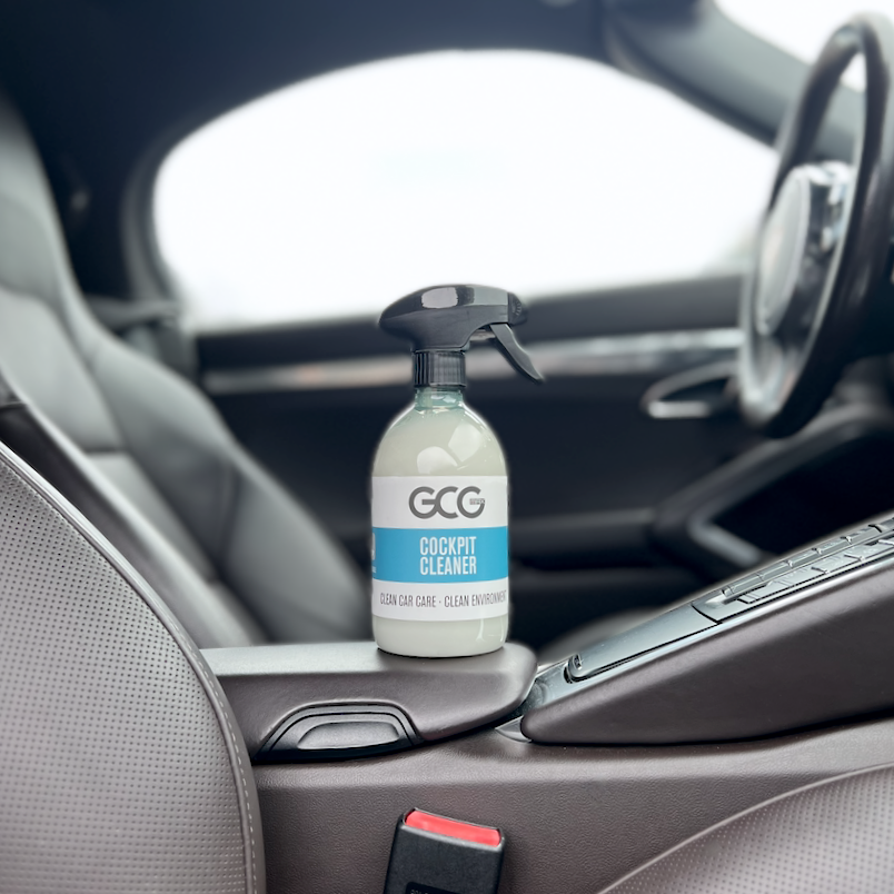 GCG MAX Cockpit Cleaner placeret i bilens interiør.
