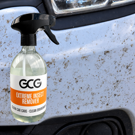 GCG MAX Extreme Insect Remover sprøjteflaske foran en hvid bil med insektrester på fronten