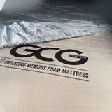 Bambus lagen fra GCG MAX lagt ud over en madras med synligt GCG MAX logo.