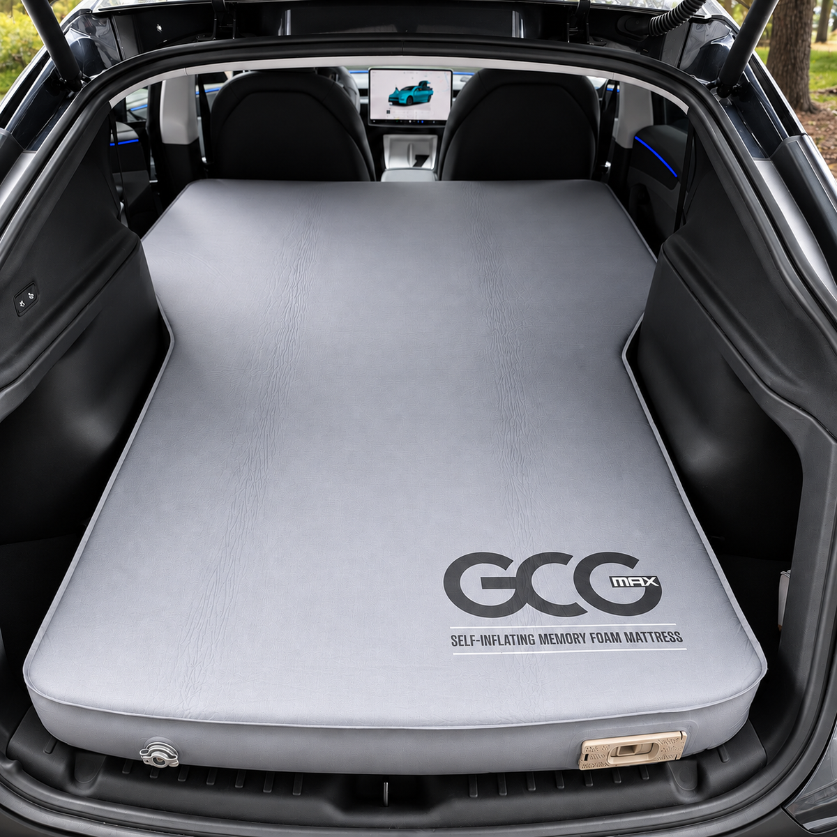 GCG MAX Luxus madras med memory foam set bagfra gennem bagklappen på en Tesla Model Y