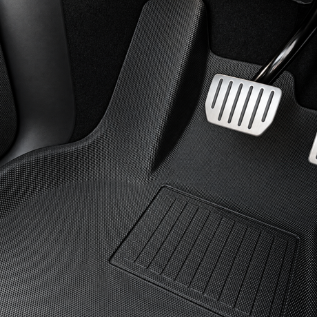 GCG MAX All Weather måtte monteret i førerside fødrum i Tesla Model Y med pedal synlig