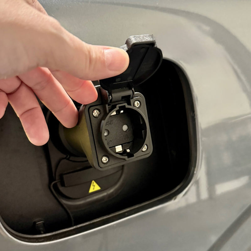 GCG MAX V2L-adapter (Vehicle to Load) sat i elbilens ladeport med Schuko-stikkontakt
