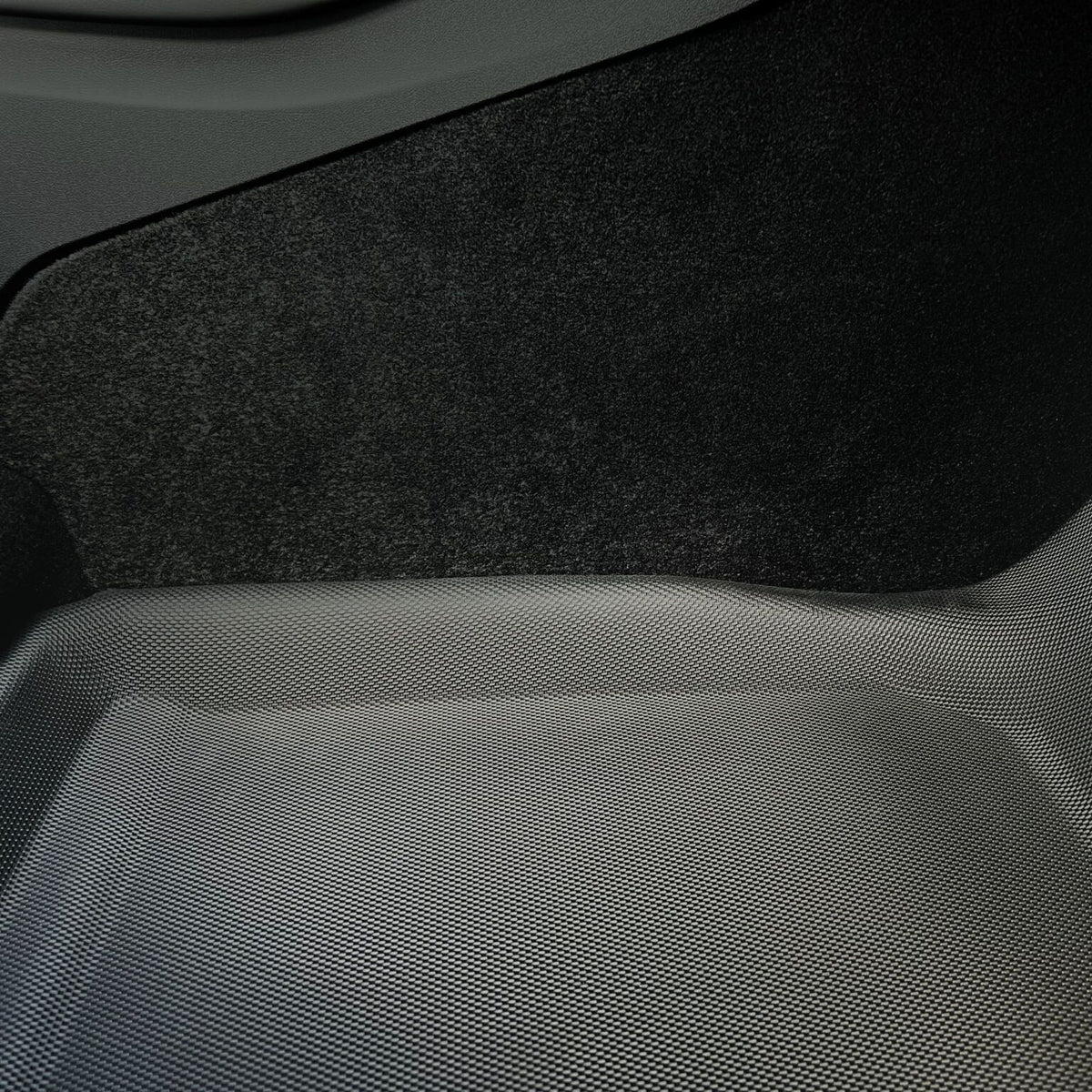 GCG MAX 3D All Weather gulvmåtte til Tesla Model 3 Highland, detaljer tæt på.