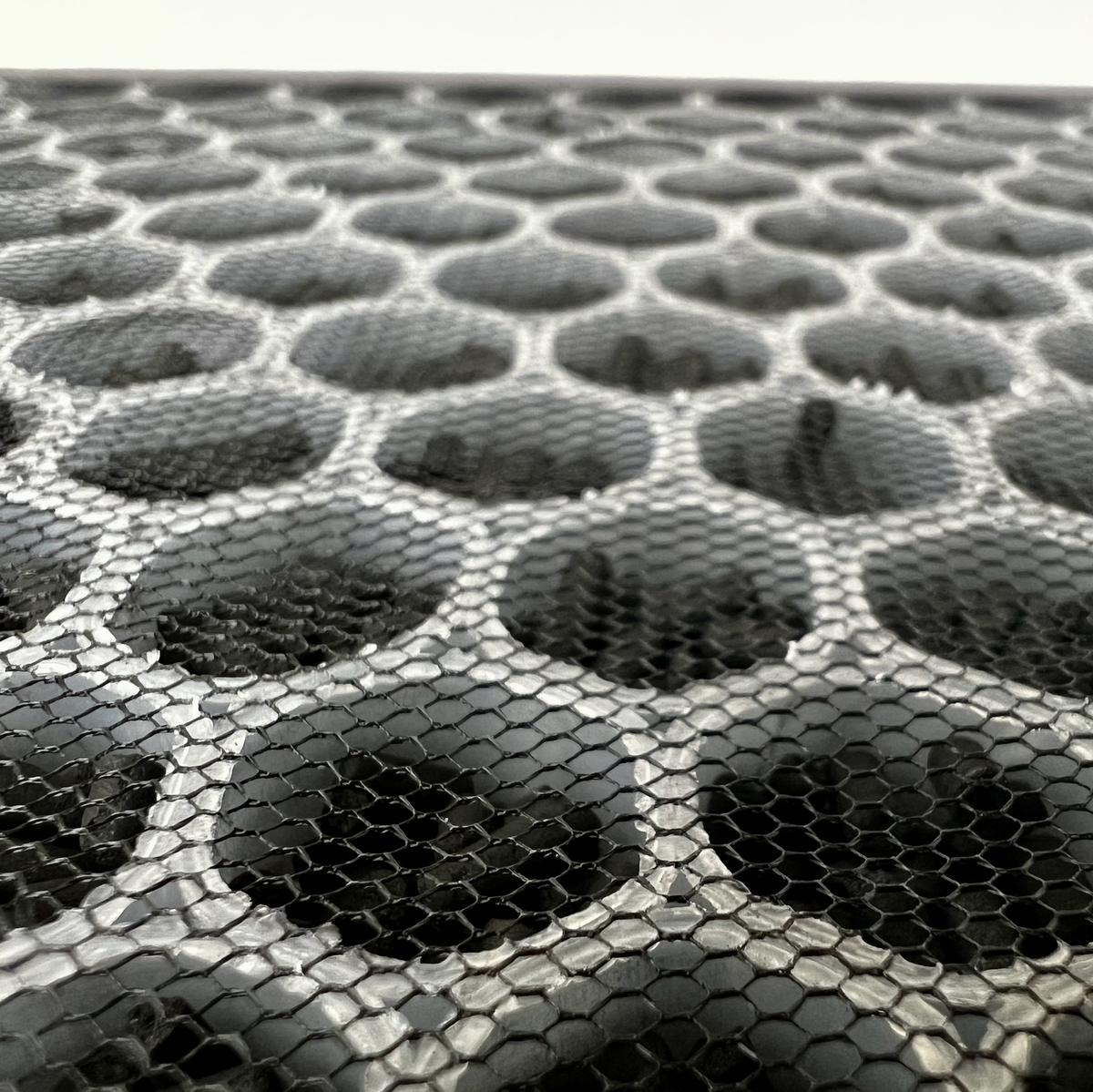 Nærbillede af aktivt kulfilter med honeycomb-struktur – HEPA-filtersæt til Tesla