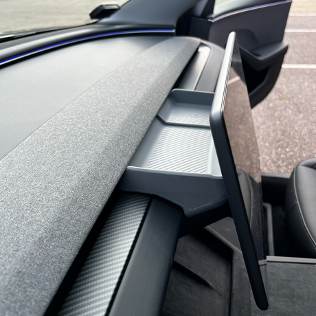 Grå opbevaringsboks bag skærmen set fra siden i en Tesla Model 3/Y