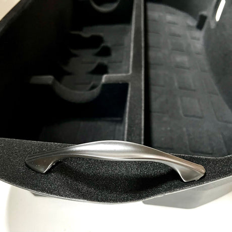 Frunk-opbevaringsboks med metalhåndtag placeret i den forreste bagagerum (frunk) på Tesla Model 3