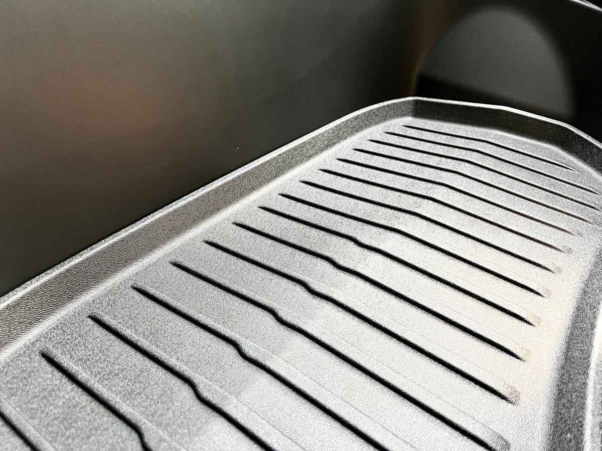 Nærbillede af riller på frunk måtte til Tesla Model 3 2024 Highland