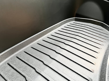 Nærbillede af riller på frunk måtte til Tesla Model 3 2024 Highland