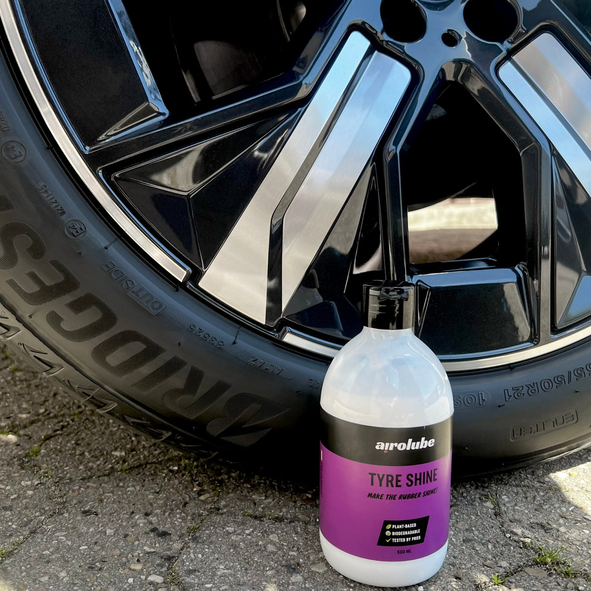 Airolube Tyre Shine påføres dæk ved sort alufælg