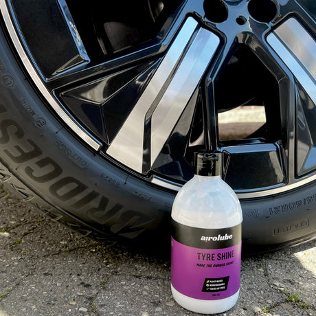 Airolube Tyre Shine påføres dæk ved sort alufælg