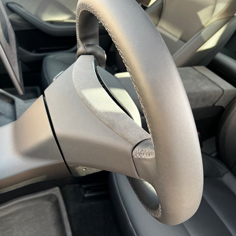 Rat med Alcantara cover set fra siden i Tesla Model 3 og Model Y