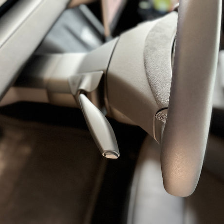 S3XY Stalks monteret ved rattet i Tesla – fysiske blink- og gearhåndtag