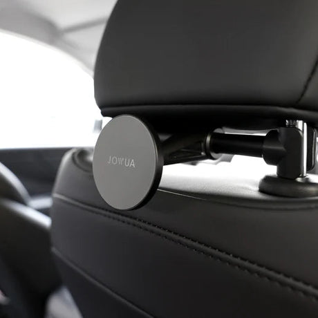 Jowua MagSafe holder monteret på nakkestøttestangen i en bil - set fra bagsædet