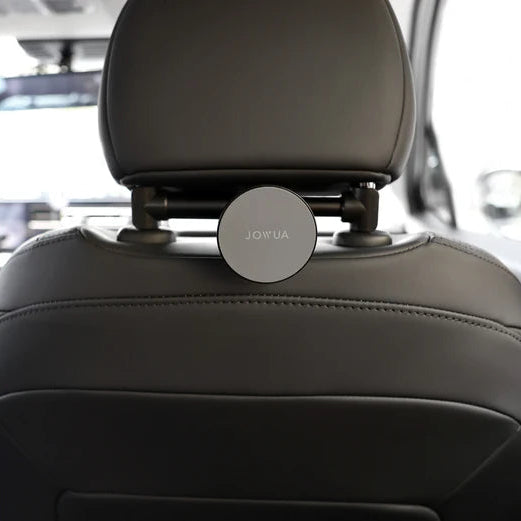 Jowua MagSafe holder set forfra monteret midt på en nakkestøtte i bilen