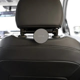 Jowua MagSafe holder set forfra monteret midt på en nakkestøtte i bilen