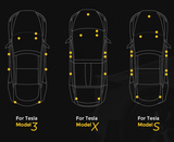 Diagram med set-oppefra-omrids af Tesla Model 3, X og S og gule prikker der markerer placeringen af LED-lysene
