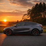 Tesla Model Y Juniper set fra siden med røde GCG MAX bremsekaliber-covers