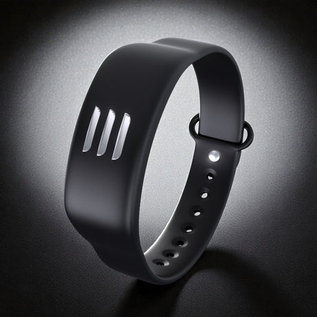 Sort Tesla Key armbånd i silikone, produktbillede på grå baggrund