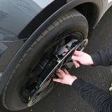 Nærbillede af montering af MV Spiral hjulkapsel til Tesla Model Y Juniper