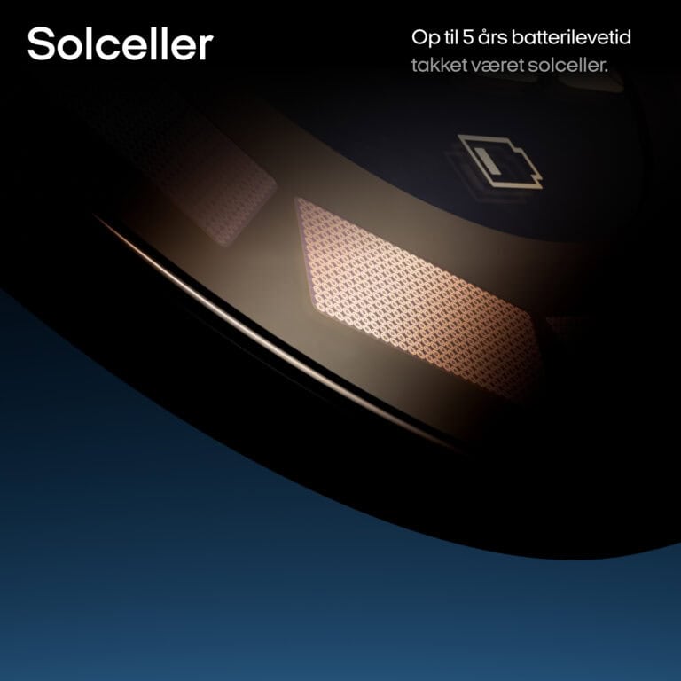 Nærbillede af solcellepanel på OOONO P-skive med tekst om op til 5 års batterilevetid
