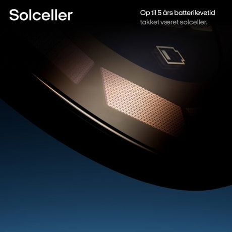 Nærbillede af solcellepanel på OOONO P-skive med tekst om op til 5 års batterilevetid