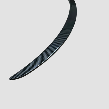 Fritlagt performance-spoiler i blank carbon-look finish på lys baggrund