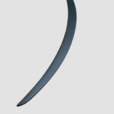 Fritlagt performance-spoiler i mat carbon-look finish på lys baggrund