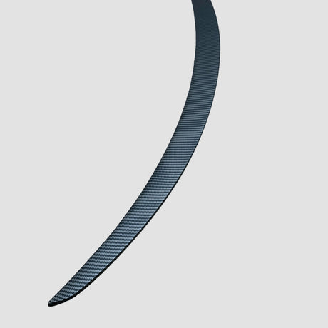 Fritlagt performance-spoiler i mat carbon-look finish på lys baggrund