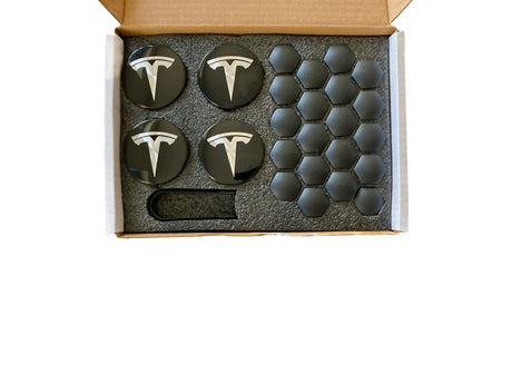 Aero Wheel Cap Kit til Tesla – sorte navkapsler med hvidt Tesla-logo og boltcovers i æske