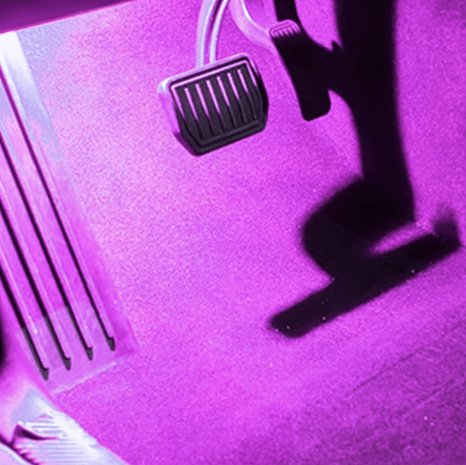 Førerens fodrum med pedaler oplyst af pink LED-lys