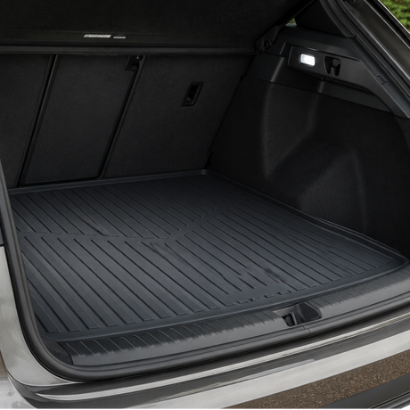 Sort bagagerumsmåtte monteret i åbent bagagerum på Audi Q4 E-tron / VW ID.4