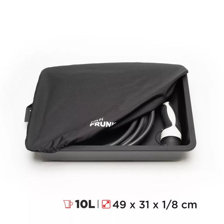 Produktbillede af Rati frunk opbevaringsboks med sort beskyttelseshætte og ladekabel indeni og mål 10L, 49 x 31 x 1/8 cm