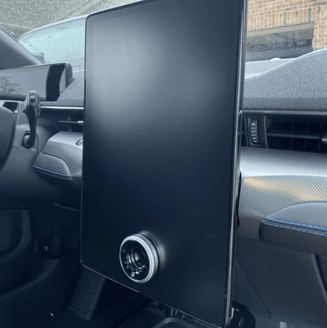 Midterdisplay med skærmbeskytter set fra førersædet i Ford Mustang Mach-E