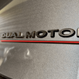 Dual Motor emblem til Tesla