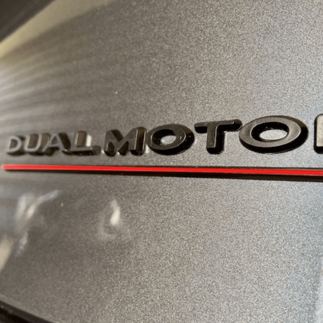 Dual Motor emblem til Tesla
