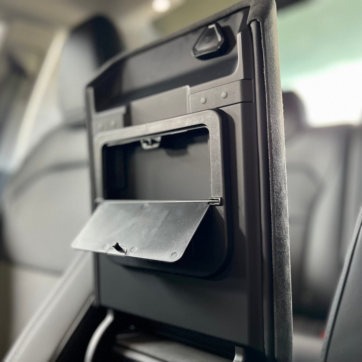 Skjult opbevaringsboks til Tesla Model 3 Highland og Model Y Juniper – billede 2