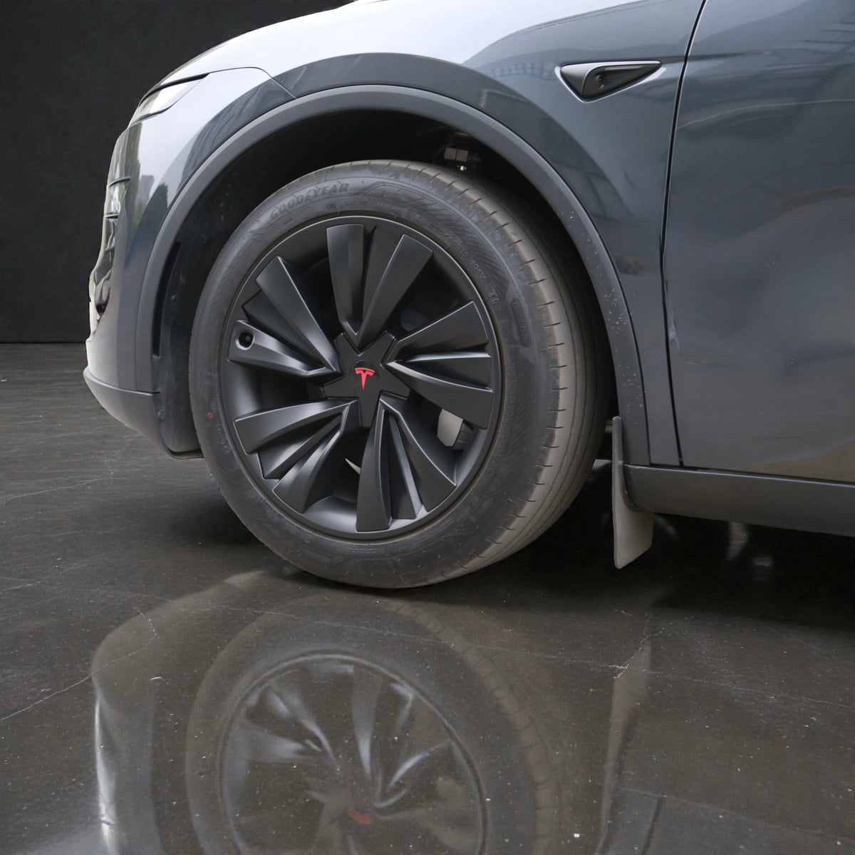 MV Spiral hjulkapsel til Tesla Model Y Juniper monteret med rødt T-logo