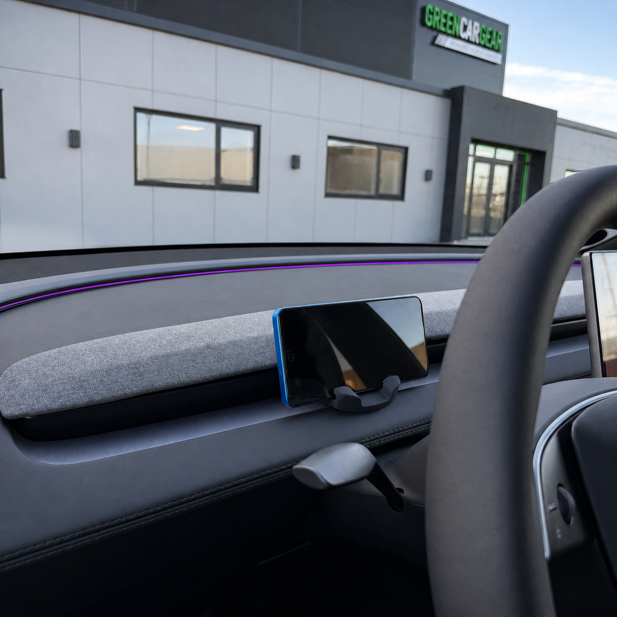 Telefonholder monteret på dashboard i Tesla Model 3/Y med telefon
