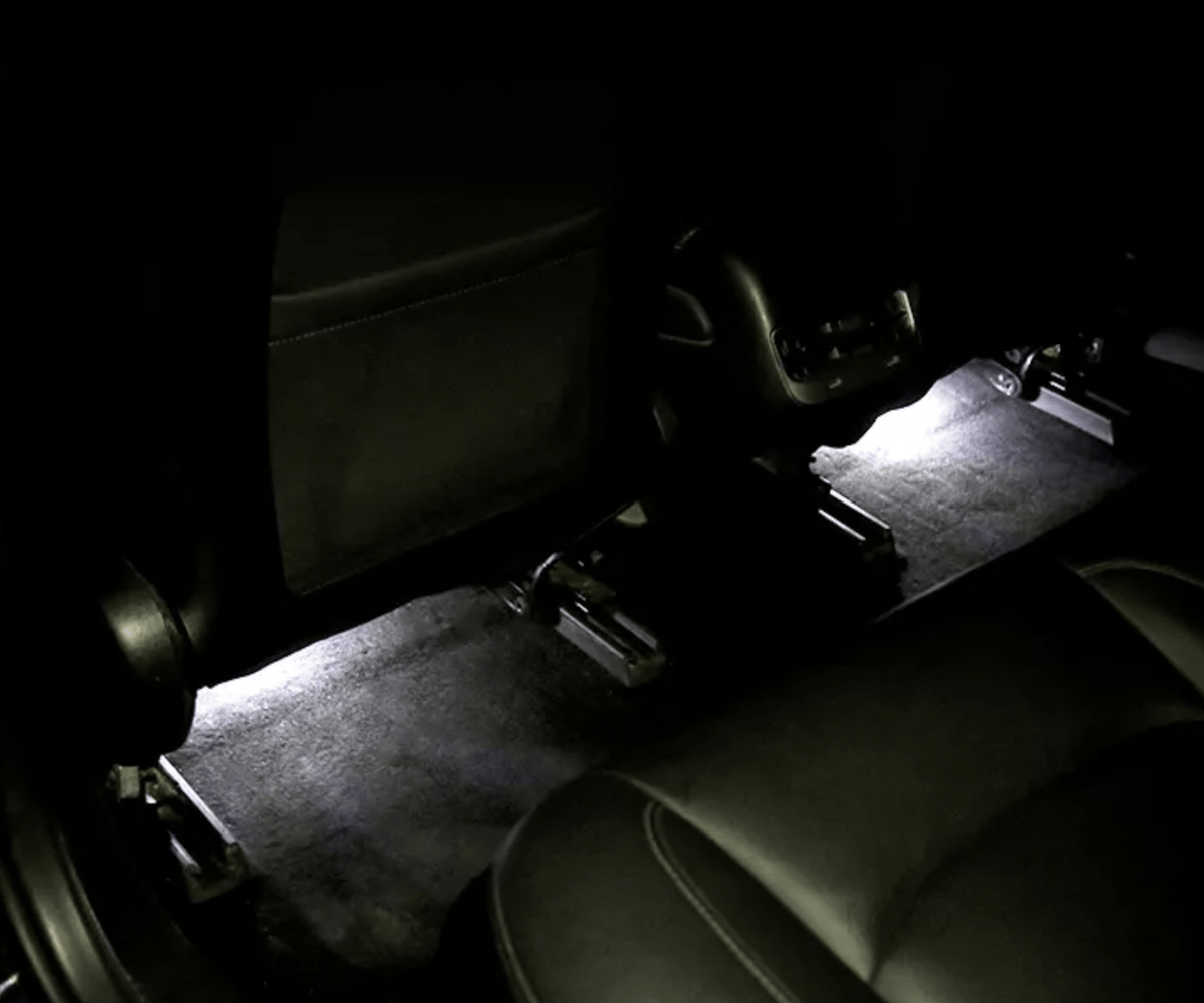 LED lamper under sæderne til Tesla Model Y