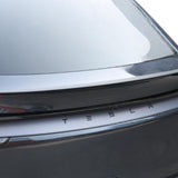 skrå vinkel af Performance spoiler monteret på Model Y Juniper – sporty udtryk