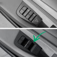 Nærbillede af dørpanel med vinduesknapper i Tesla Model Y 2025, grøn pil markerer beskyttelsesområdet