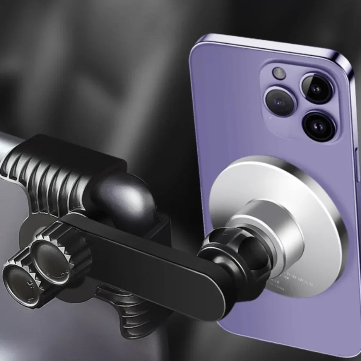 Nærbillede af lilla iPhone fastgjort med magnet på sort telefonholder