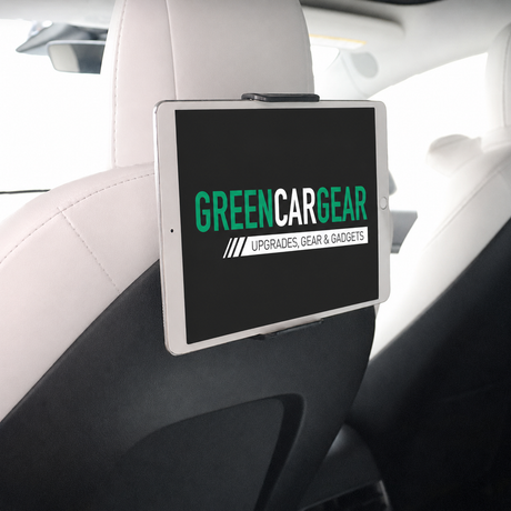 Tablet-holder monteret bag forsædets nakkestøtte i en Tesla med en tablet der viser GreenCarGear-logoet
