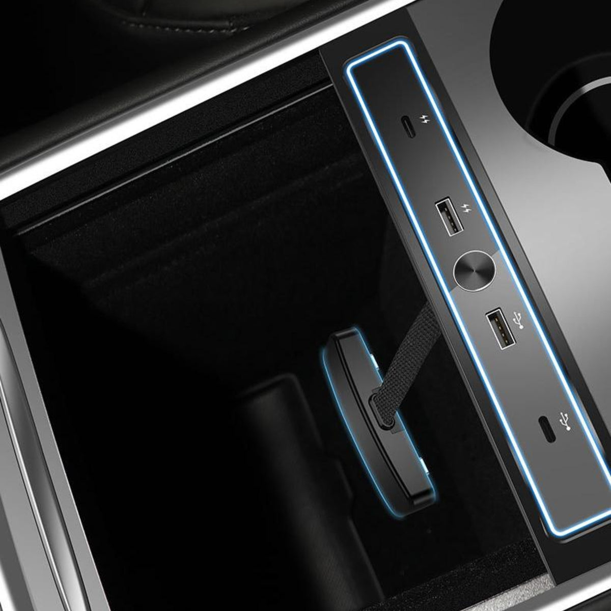 Nærbillede af mini USB hub med flere porte og lysende kant i Tesla midterkonsol