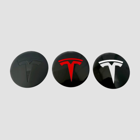 Tre centerkapsler med T-logo i sort, rødt og hvidt til MV Spiral hjulkapsler til Tesla Model Y Juniper