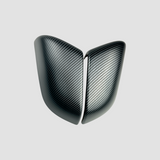 Et sæt sidespejlcovers i carbon-look til Tesla Model 3 på lys baggrund
