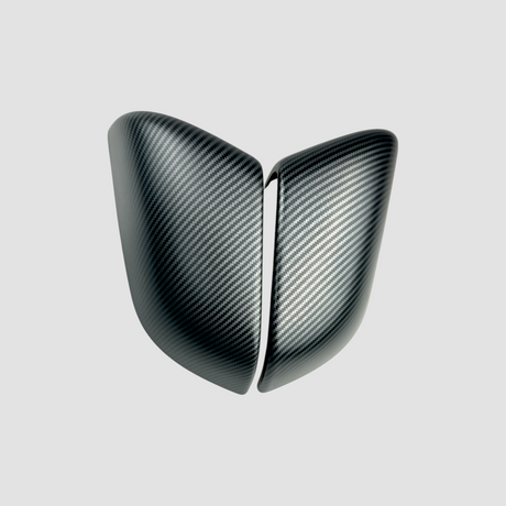 Et sæt sidespejlcovers i carbon-look til Tesla Model 3 på lys baggrund