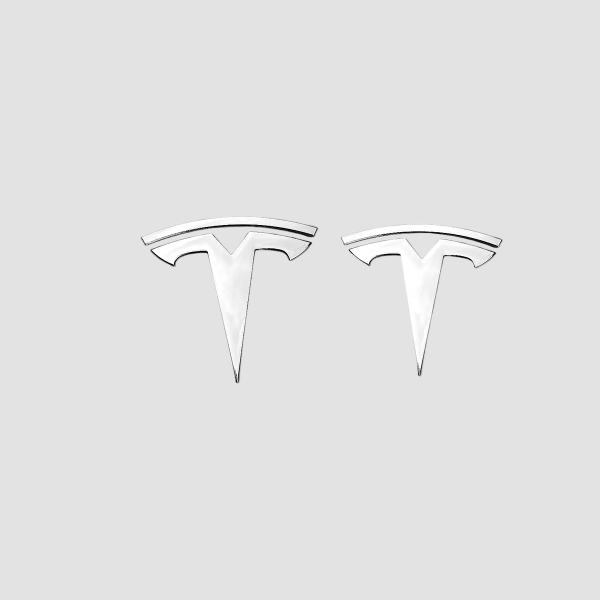 To Tesla T-emblemer i sølvfarvet metal til Tesla Model 3