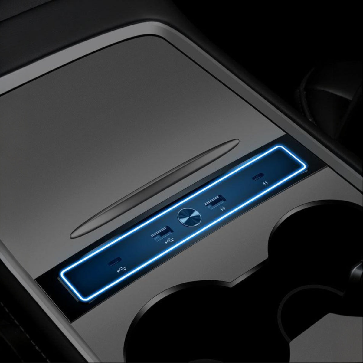 Mini USB hub med LED-lys monteret i midterkonsollen på Tesla Model Y og Model 3