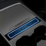 Mini USB hub med LED-lys monteret i midterkonsollen på Tesla Model Y og Model 3
